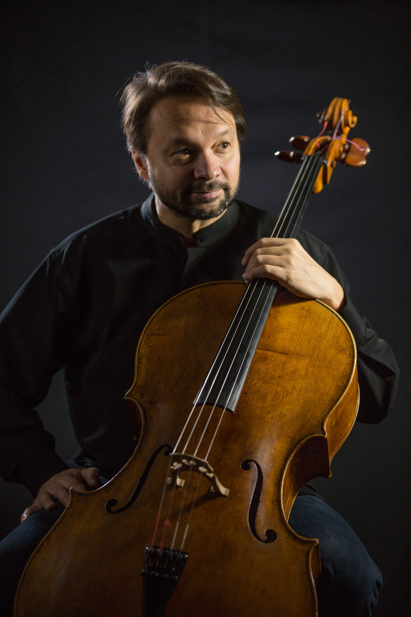 Sellotaiteilija Marko Ylönen ystävineen